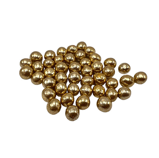 Een verzameling mini crispies metallic goud suikerbonen van Papa Chocolat, met een krokante kern en een glanzend gouden suikerlaagje.