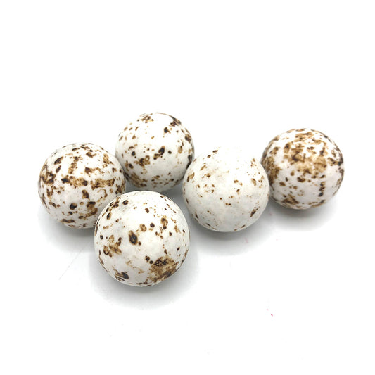 Marmeren praliné marbles suikerbonen wit-bruin – knapperige suikerbonen met hazelnootpraliné en melkchocolade, ideaal voor doopsuiker van Papa Chocolat.