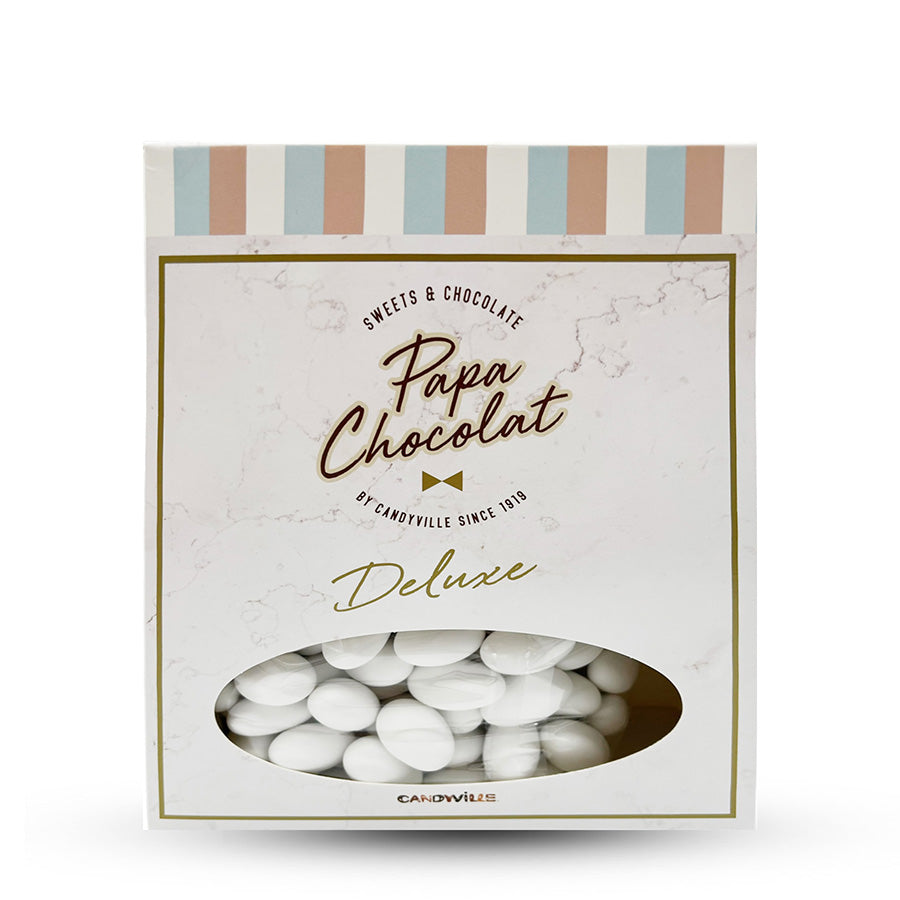 Een doos gevuld met amandel caramel matte suikerbonen in crème, perfect verpakt om de smaak en kwaliteit te behouden.