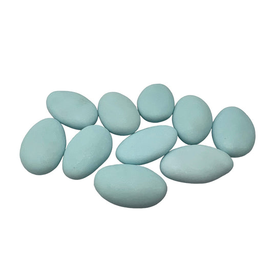 Een verzameling Atlantic blauw matte suikerbonen van Papa Chocolat, ideaal voor doopsuiker