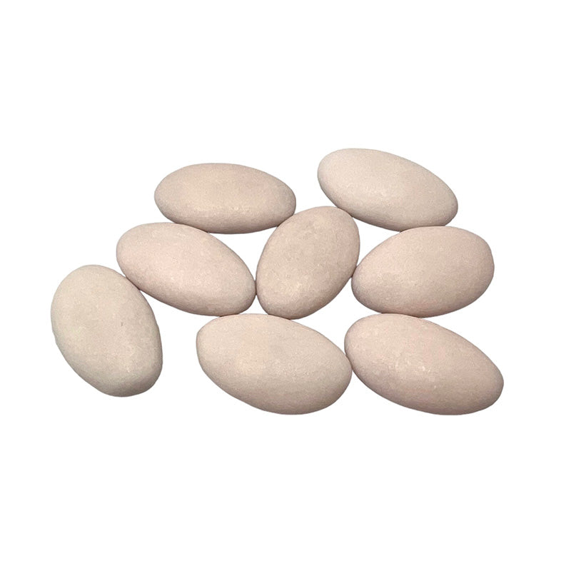 Een verzameling blush roze matte suikerbonen van Papa Chocolat, perfect voor doopsuiker.
