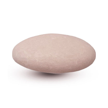 Een enkele blush roze matte suikerboon met een verfijnde afwerking.