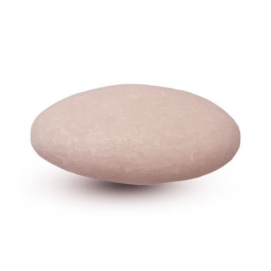 Een enkele blush roze matte suikerboon met een verfijnde afwerking.