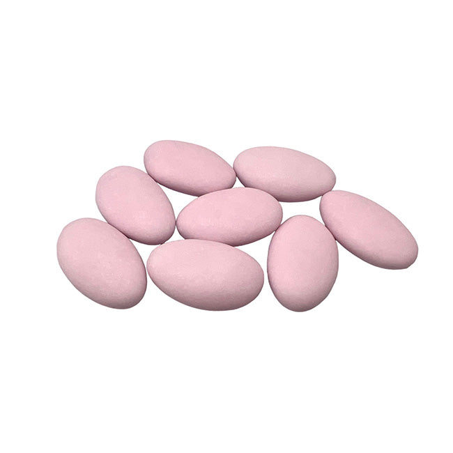 Een verzameling lichtroze matte suikerbonen van Papa Chocolat, ideaal voor doopsuiker