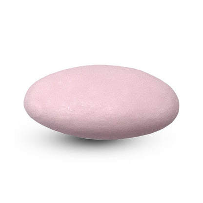 Een enkele lichtroze matte suikerboon met een verfijnde afwerking