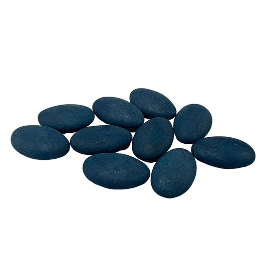 Een verzameling marineblauwe matte suikerbonen van Papa Chocolat, geschikt voor doopsuiker.