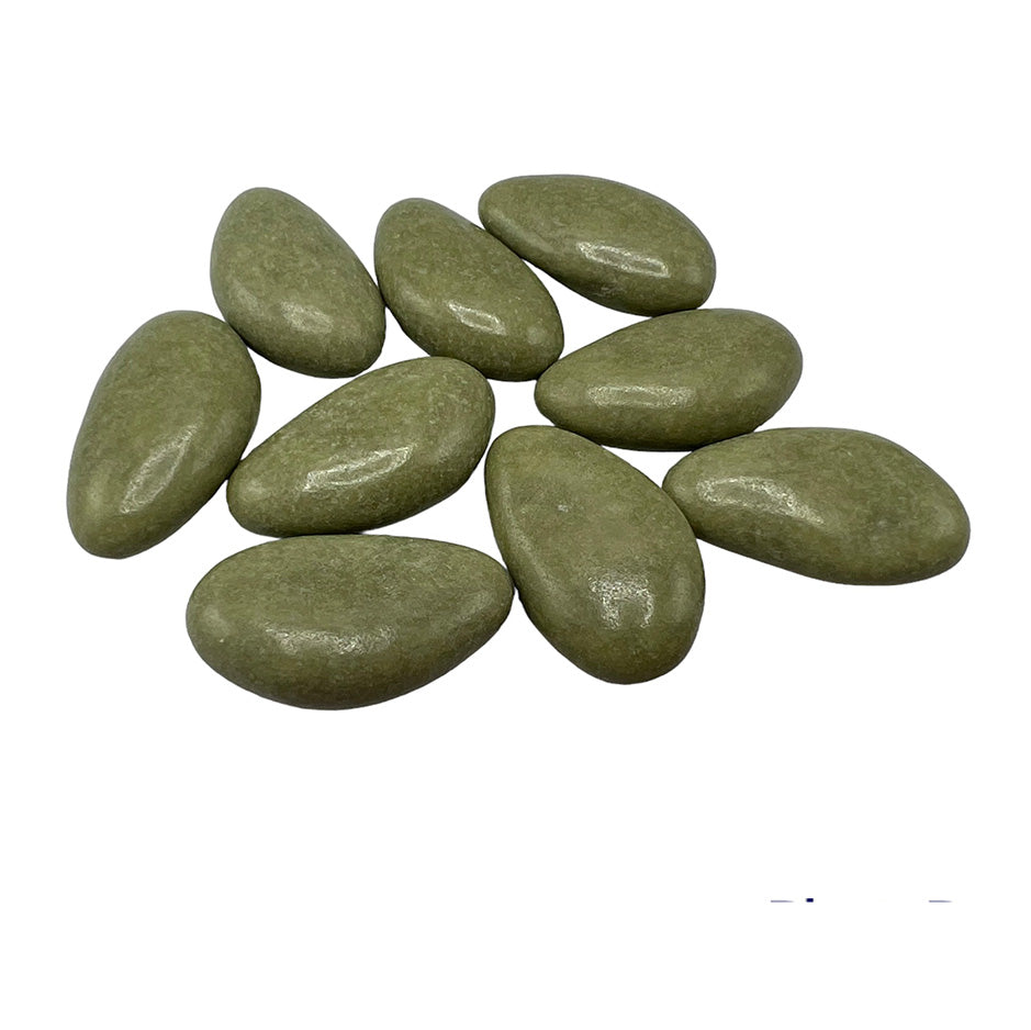 Een verzameling Olive Light gelakte suikerbonen van Papa Chocolat, ideaal voor doopsuiker