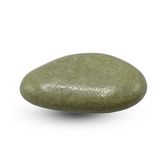 Een enkele Olive Light gelakte suikerboon met een gladde en glanzende afwerking
