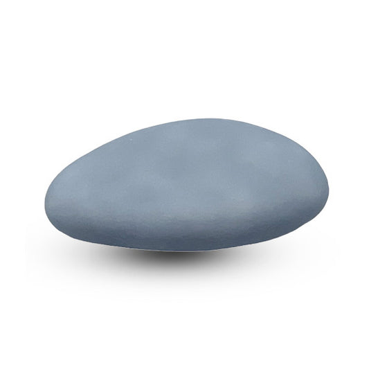 Een enkele pastel blauwe suikerboon met een gladde afwerking