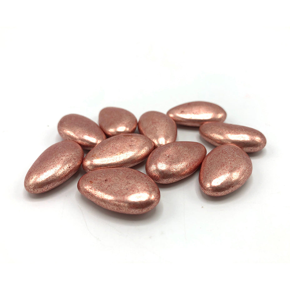 Een verzameling metallic suikerbonen in de kleur rosé, glanzend en stijlvol gepresenteerd