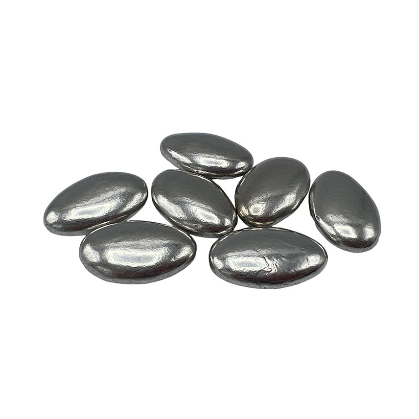 Een verzameling metallic suikerbonen in de kleur zilver, elegant gepresenteerd