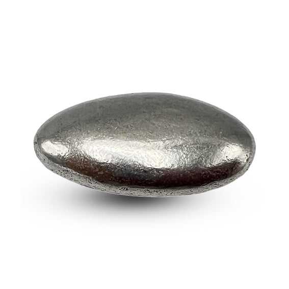 Een enkele zilveren metallic suikerboon met een glanzende afwerking