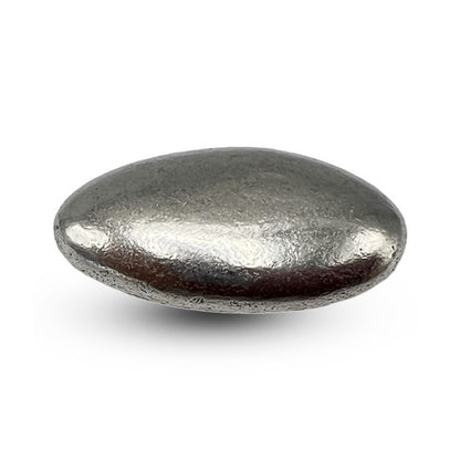 Een enkele zilveren metallic suikerboon met een glanzende afwerking